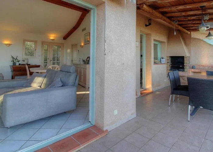 Holiday home Vue En Avec Piscine