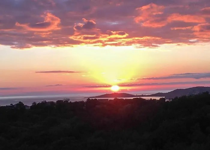 Holiday home Vue En Avec Piscine